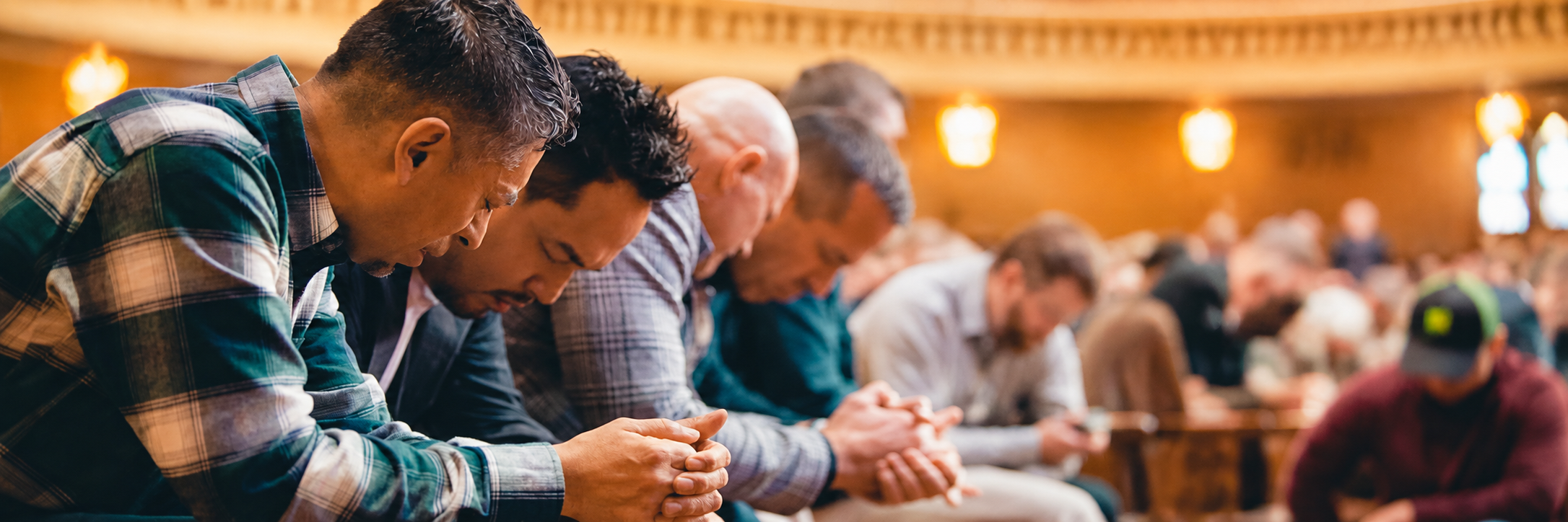 Congregación reunida en oración